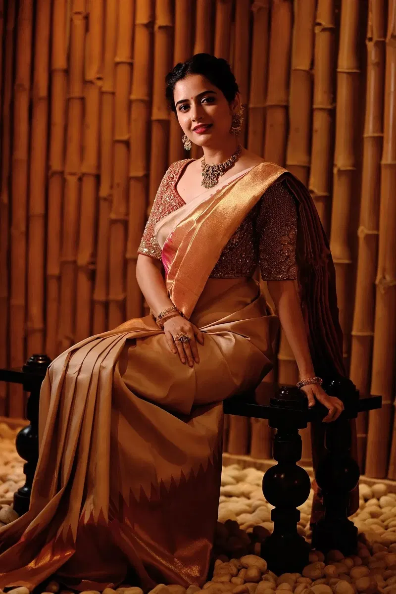 breathtaking-ashika-ranganath-in-samyakk-s-beige-gold-zari-woven-kanchipuram-silk-saree-sr27311
